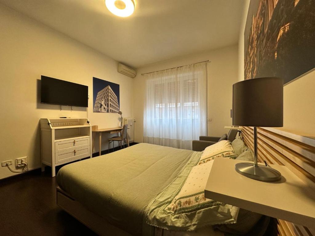 Aniene Guest House — Bedroom with Smart TV and desk