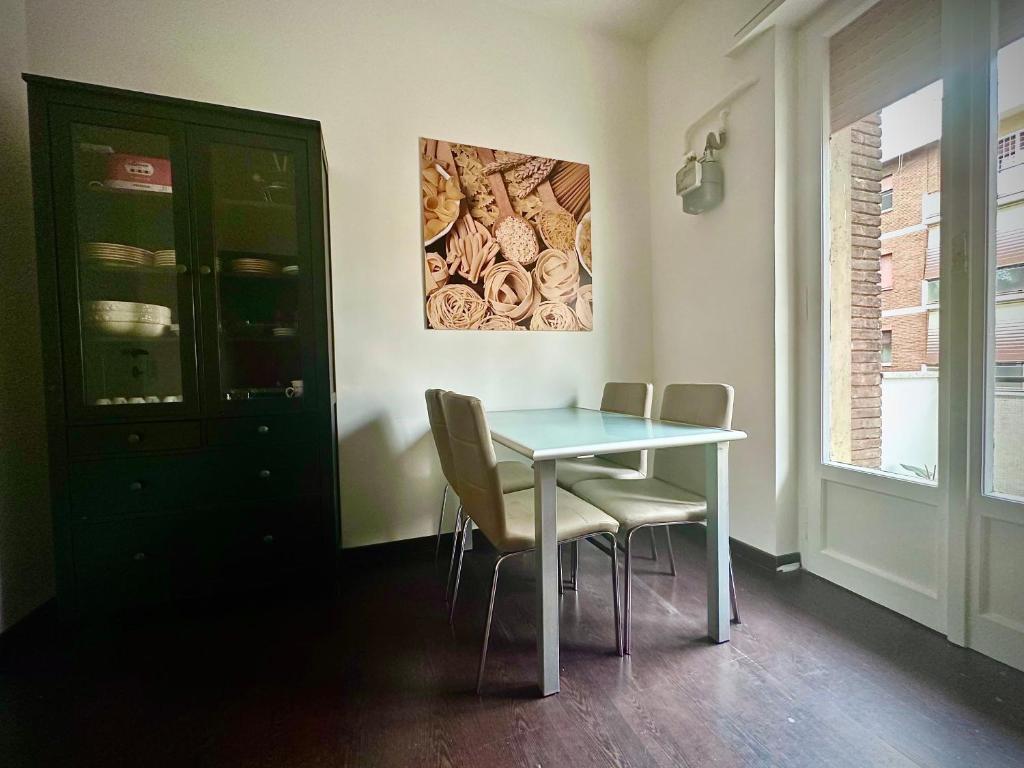 Aniene Guest House — Dining area with balcony