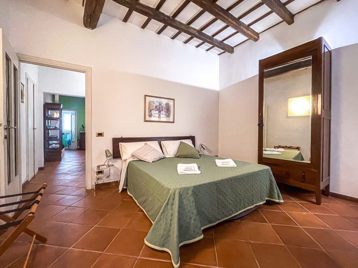 La Casa di G — Bedroom with wooden beams