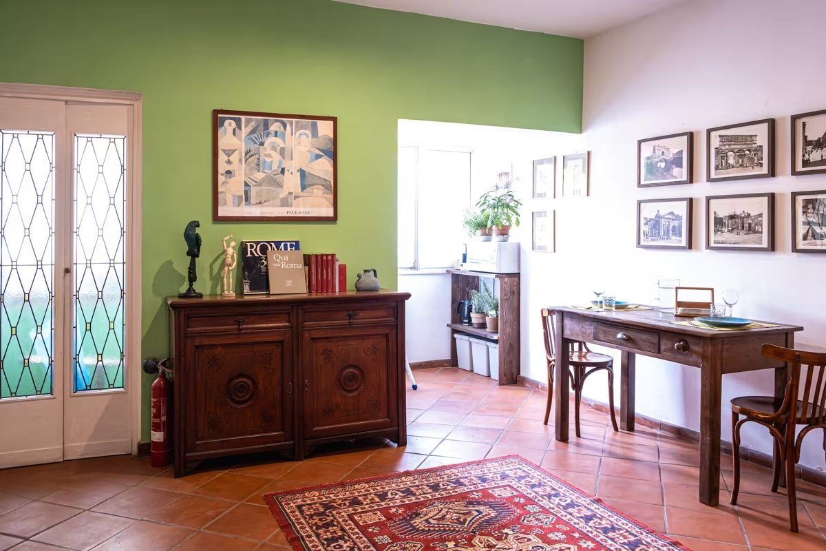La Casa di G — Dining area with green wall
