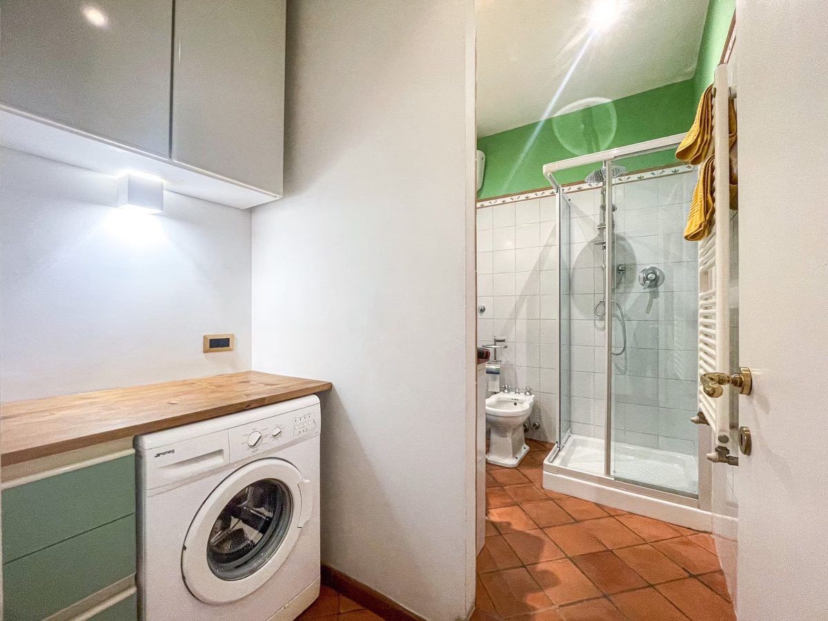 La Casa di G — Bathroom with washing machine