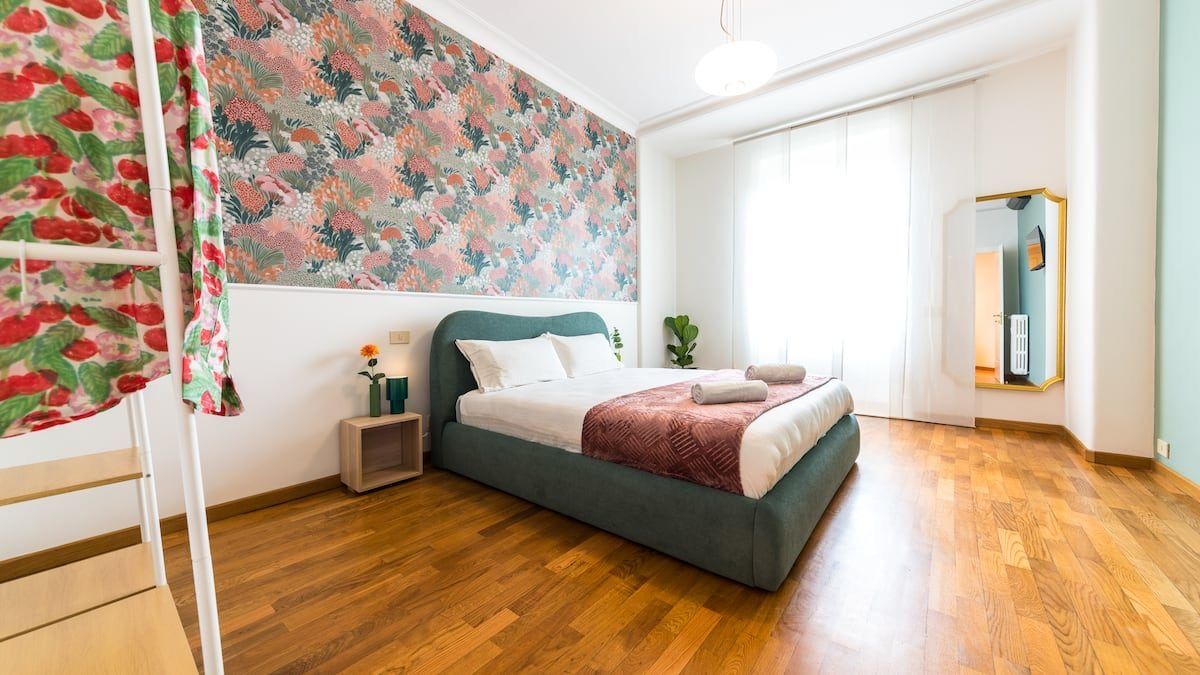 V3 Flaminio Boutique – Bedroom 1 with floral wallpaper and bunk bed