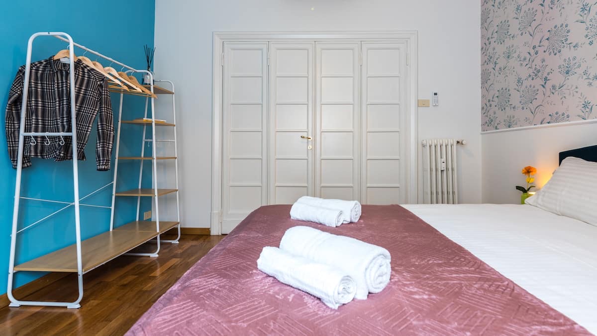 V3 Flaminio Boutique – Bedroom 2 with blue accent wall