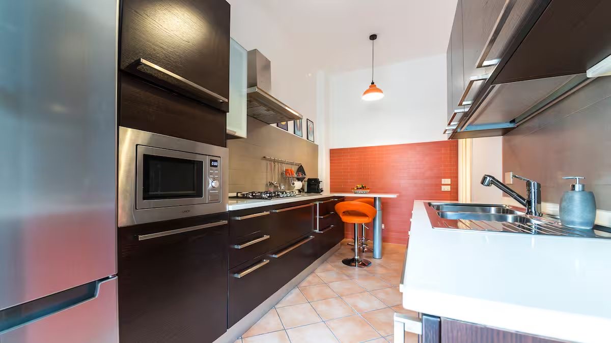 V3 Flaminio Boutique – Fully equipped kitchen with breakfast bar