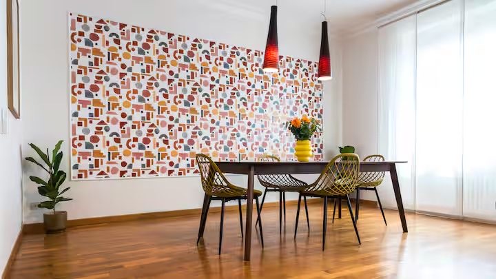 V3 Flaminio Boutique – Living room with Chesterfield sofa and accent wall